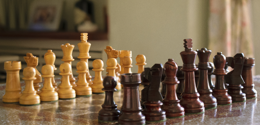 The Benefits of One-to-One Chess Coaching vs. Group Lessons